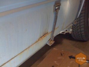 Aussenwand des VW T3 mit viel Rost an den Fugen und unter der Beplankung.